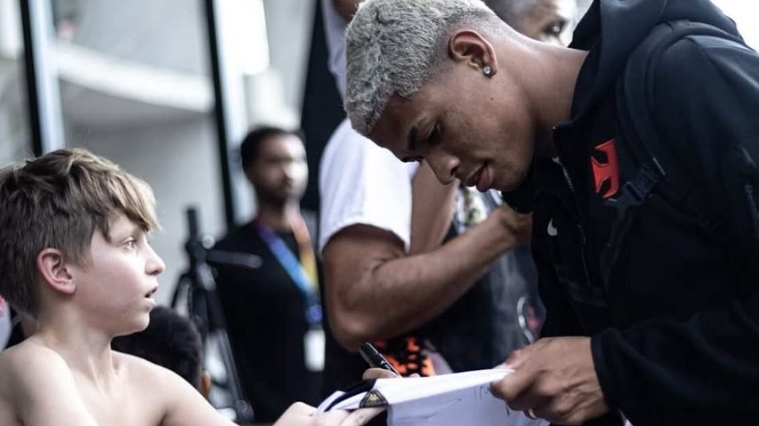 Barros autografa camisa de pequeno fã em Belém (Foto: Matheus Lima/Vasco)