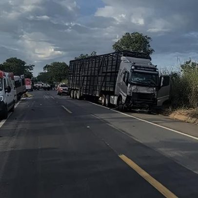 Oito mortos em acidente envolvendo três veículos na BR-020, Goiás