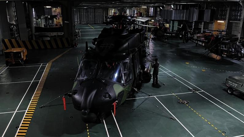 Detalhes que impressionam no porta-helicópteros francês visitado por VEJA