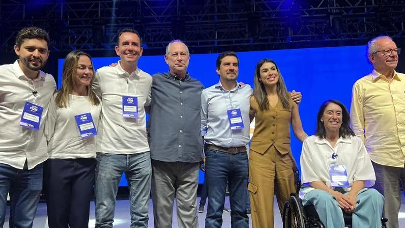 Paulo Serra, pré-candidato ao governo de São Paulo pelo PSDB, ao lado de nomes como Ciro Gomes e José Aníbal durante encontro de pré-candidatos tucanos no Clube Juventus, na Mooca, em São Paulo, no sábado (25). (Foto: Carla Fiamini/Divulgação PSDB)