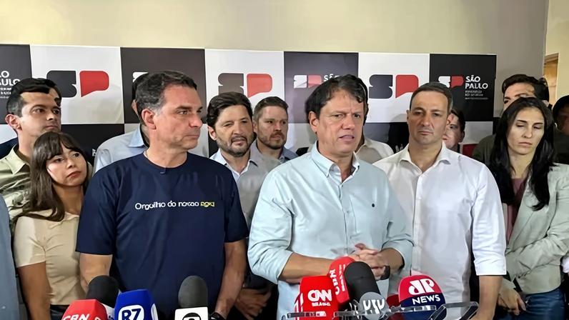 Flávio Bolsonaro e Tarcísio de Freitas