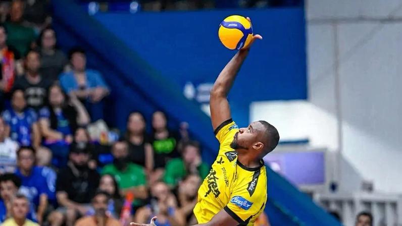 Paulo Vinicios, do Praia Clube, em ação na semifinal da Superliga Masculina 25/26 (Foto: Pedro Teixeira/Vôlei Renata)