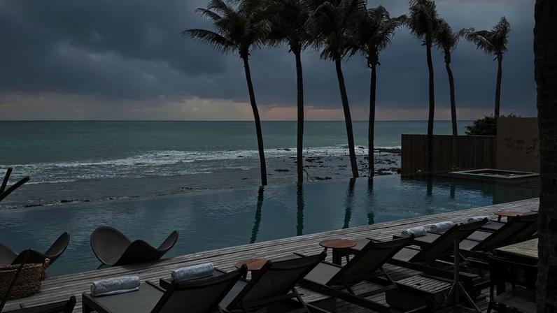 Paraíso à beira-mar: a piscina com borda infinita, de frente para a praia, é um dos destaques do Hotel Saline Taíba