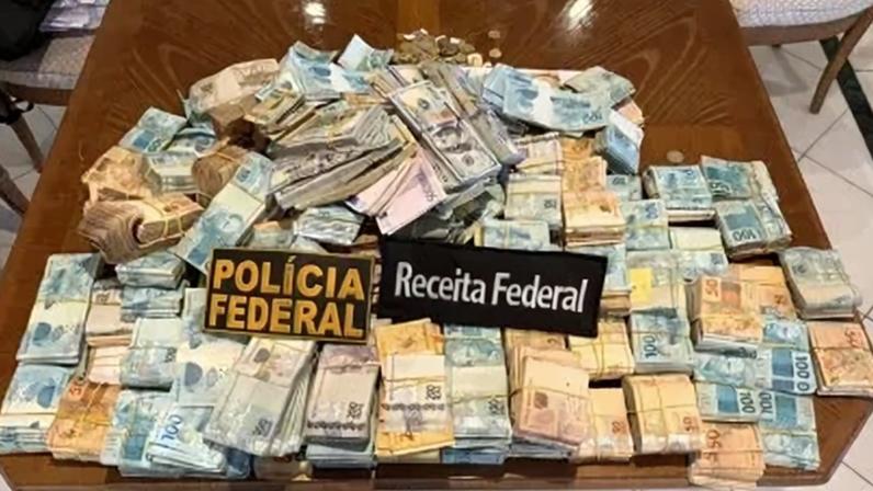 A Operação Mare Liberum apreendeu mais de R$ 2 milhões em espécie na residência de uma auditora da Receita Federal, na Barra da Tijuca, zona oeste do Rio de Janeiro