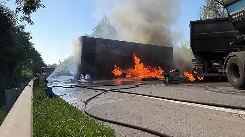Acidente entre Canguçu e Pelotas. Colisão caminhão x caminhão