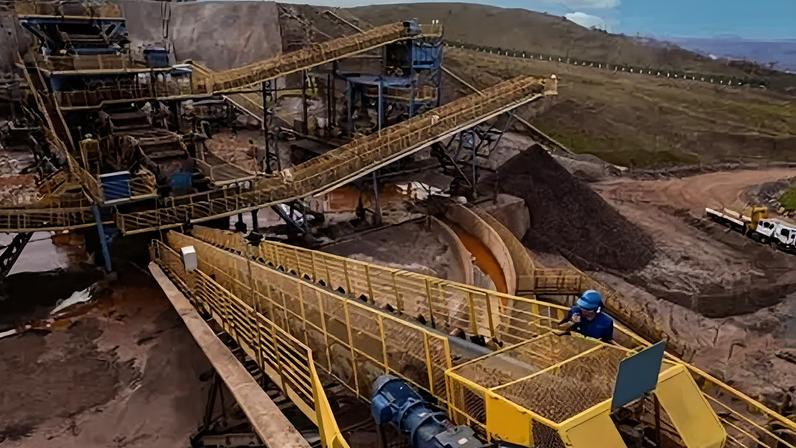 Ambos os fatos relevantes destacam que "a reorientação do investimento faz parte de um reforço na estratégia da holding, que busca ganhos de escala e eficiência produtiva em um momento de expansão do grupo"