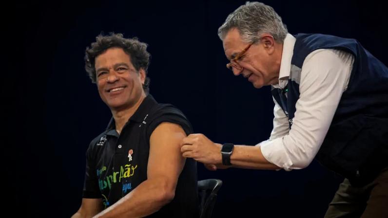 Ministro Alexandre Padilha vacina o ex-jogador Raí (Ministério da Saúde/Divulgação)