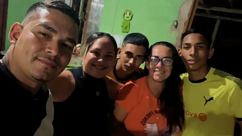 Ao ser condenada à pena de 17 anos, Fabíola Rocha deixou os quatro filhos no Brasil e seguiu para a Argentina. O filho mais novo (à direita) faleceu meses depois.