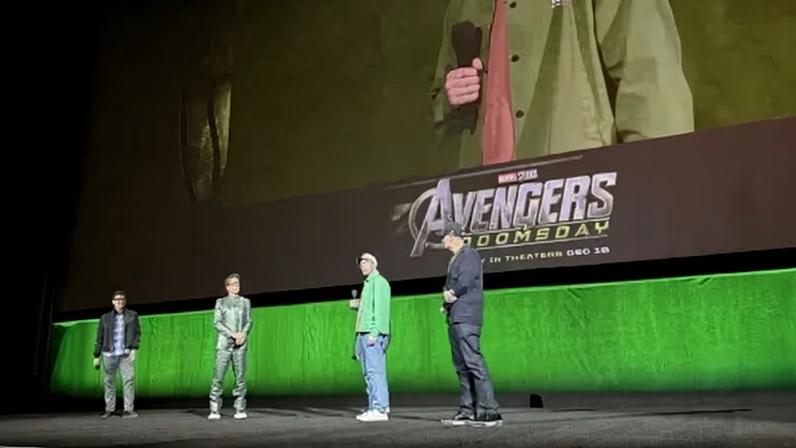 Chris Evans e Robert Downey Jr. em evento de cinema nos EUA
