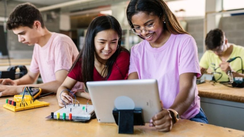 Além de promover conhecimento, o evento também tem forte impacto social ao oferecer uma programação gratuita e acessível