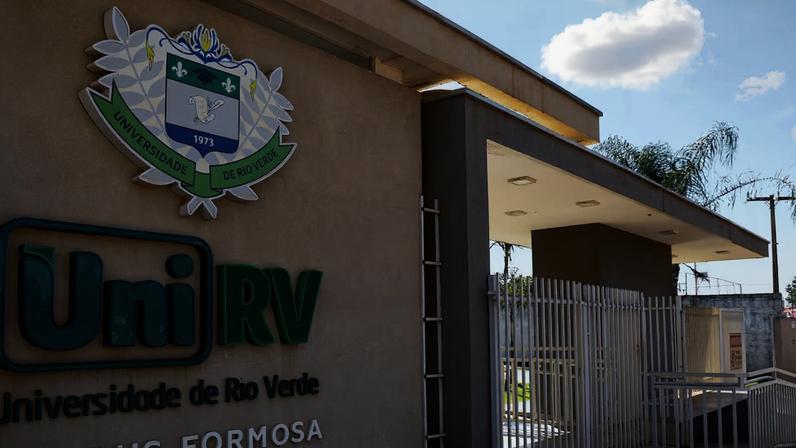 Sete dos oito cursos de instituições municipais avaliados receberam notas 1 e 2; apesar de públicas, faculdades não são submetidas à regulação do ministério. Procuradas, universidades não se pronunciaram