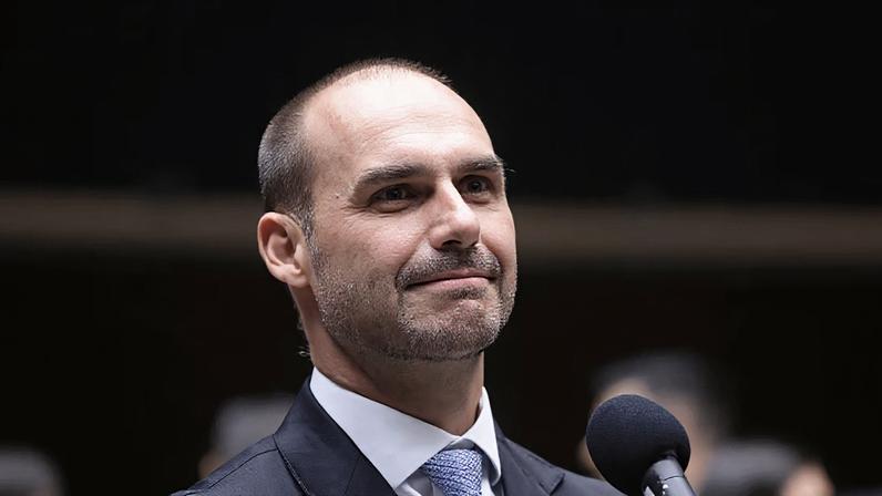 Lindbergh aciona STF e pede prisão de Eduardo Bolsonaro
