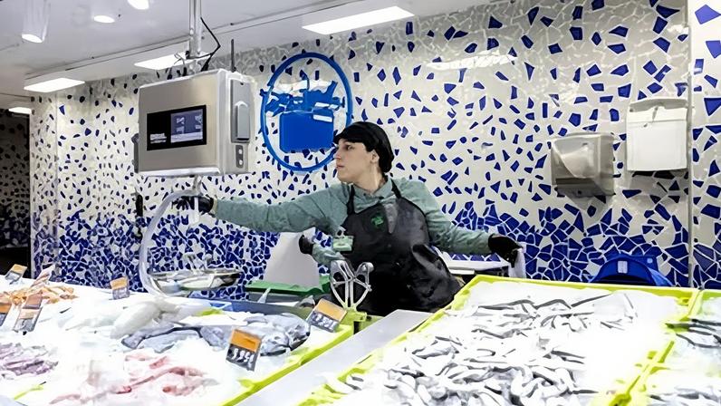 Una pescadería atendida en una tienda de Mercadona, un modelo que está sustituyendo por cámaras de autoservicio.