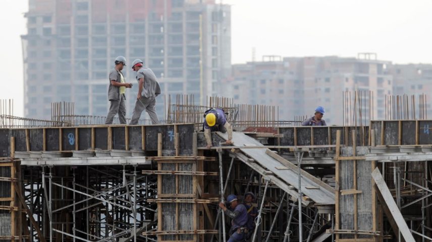 O cenário tende a levar as empresas a postergarem o início das obras ou até reduzirem o ritmo nos canteiros