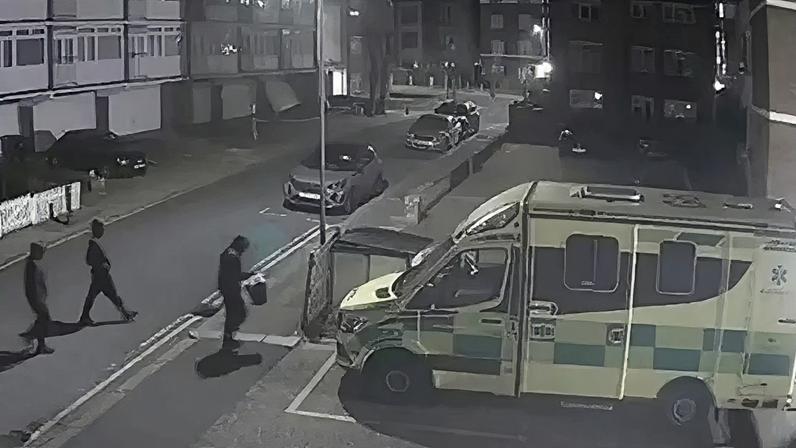 Suspeitos são flagrados durante ataque incendiário contra ambulâncias de comunidade judaica em Londres