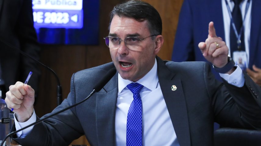 Flávio Bolsonaro aciona a Justiça para identificar autores de posts que o acusam de ligação com o crime organizado