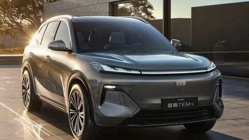 Veículo híbrido da chinesa Geely, o EM7 promete autonomia de 1730km com uma carga e tanque sendo um dos SUvs mais econômicos do mundo