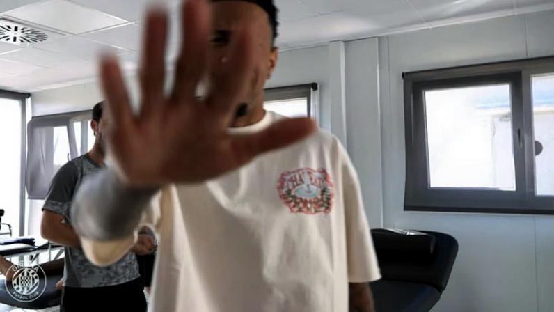 O craque do Manchester City, Savinho, visita seus ex-companheiros e funcionários no Girona.