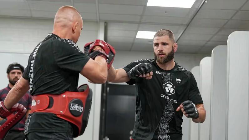 Prochazka avalia derrota inusitada no UFC 327: 'a luta estava nas mãos'