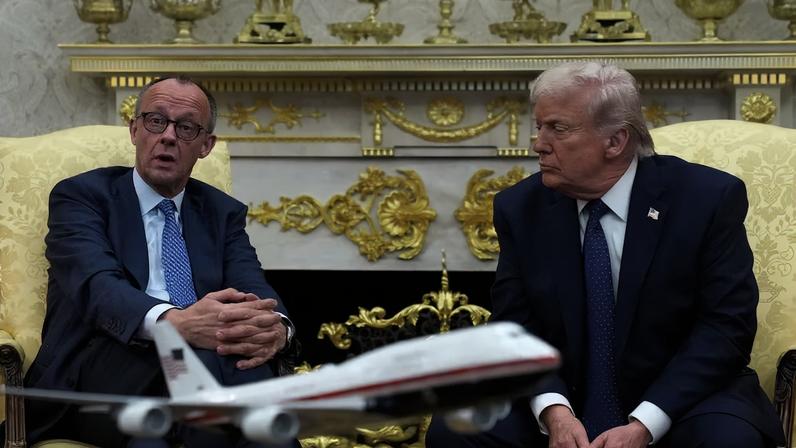O presidente Donald Trump com o chanceler alemão Friedrich Merz no Salão Oval da Casa Branca, em 3 de março de 2026, em Washington
