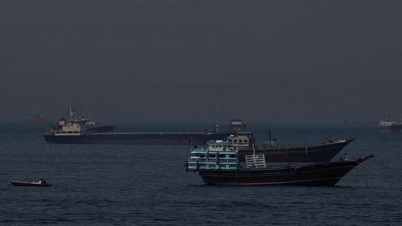Navios e barcos no estreito de Ormuz, na costa de Musandam, Omã