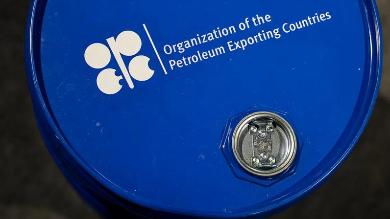 A escassez de petróleo no mercado global pode levar a um aumento na produção dos EAU. (Foto: Bloomberg)
