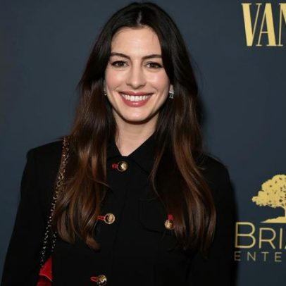Anne Hathaway relembra bastidores de O Diabo Veste Prada no retorno ao papel