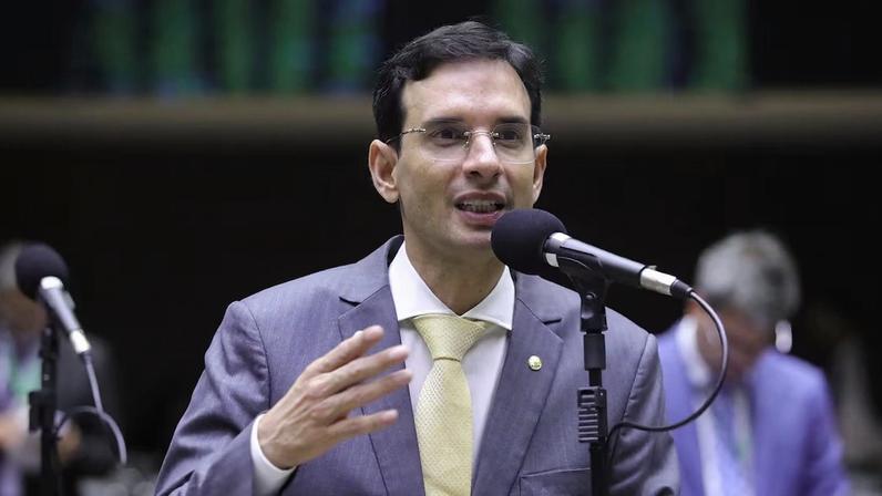 Presidente da Câmara quer votar proposta no plenário em maio; Leo Prates (BA) relatou projeto de lei sobre redução da jornada na Comissão de Trabalho e incluiu regra de transição para minimizar impacto na economia