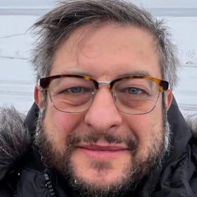 Eugene Mirman: ator resgatado de carro em chamas após grave acidente