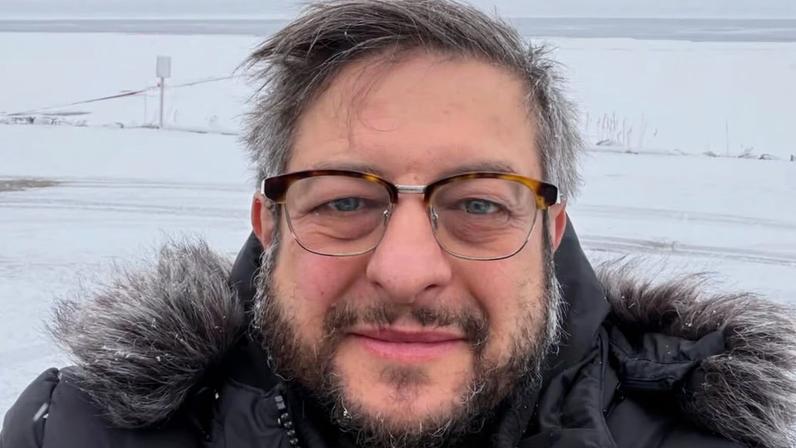 Eugene Mirman: ator resgatado de carro em chamas após grave acidente