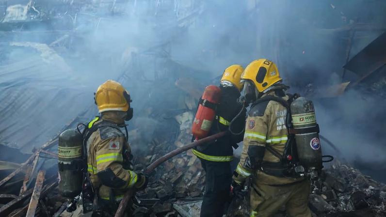 O incêndio causou danos estruturais importantes, incluindo o comprometimento do telhado, que chegou a ceder, além do colapso de estruturas metálicas e de alvenaria.