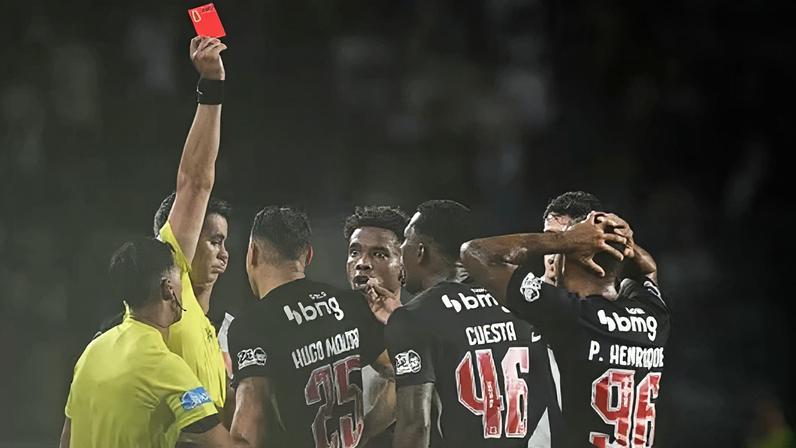 Com abitragem polêmica e dois jogadores expulsos, Vasco perde para o Audax Italiano