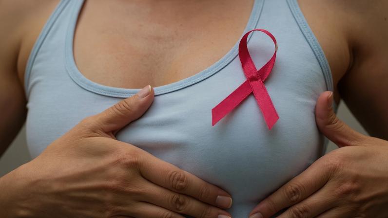Câncer de mama pode escapar da defesa do corpo. (Foto: Sasirin Pamai via Canva)
