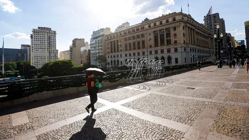 Temperaturas chegam a 28ºC em São Paulo e passam dos 30ºC no Rio. Frente fria provoca pancadas isoladas no sábado, 18, mas tempo segue estável até terça-feira, 21