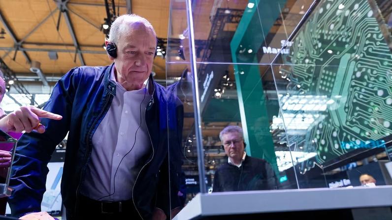 Busch observa uma exposição na feira Hannover Messe 2026 no domingo (19)