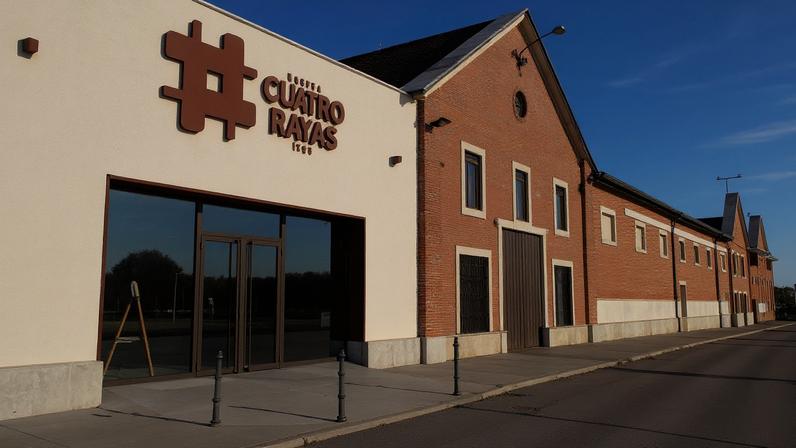 The Cuatro Rayas winery – a cream building with the cooperative's logo in dark red