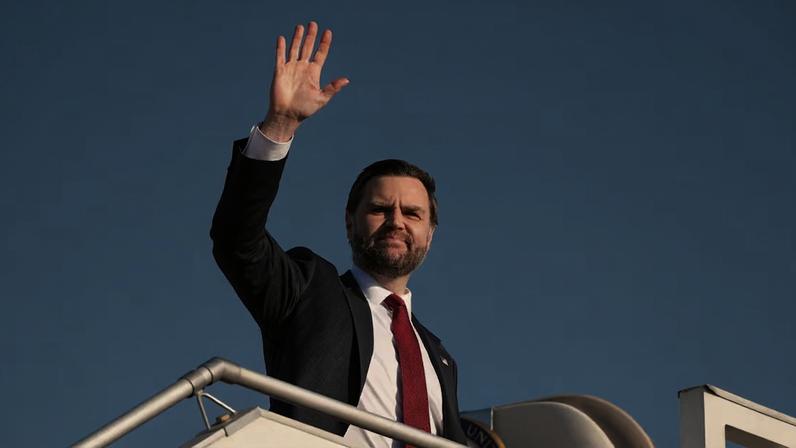 O vice-presidente dos EUA, JD Vance, acena ao embarcar no Air Force Two após participar de negociações sobre o Irã em Islamabad, em 12 de abril de 2026