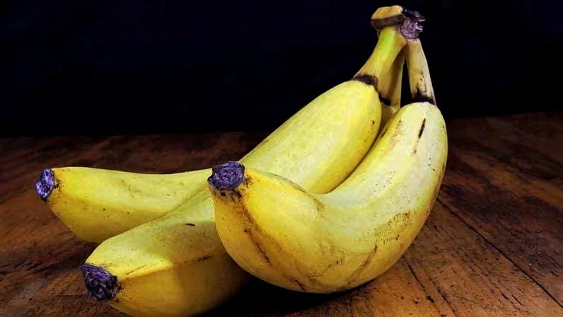Quando o corpo apresenta sinais de cansaço, a alimentação pode ajudar a recuperar a disposição. Incluir alimentos nutritivos, especialmente certas frutas, contribui para repor energia e manter uma rotina equilibrada aliada à prática de exercícios.