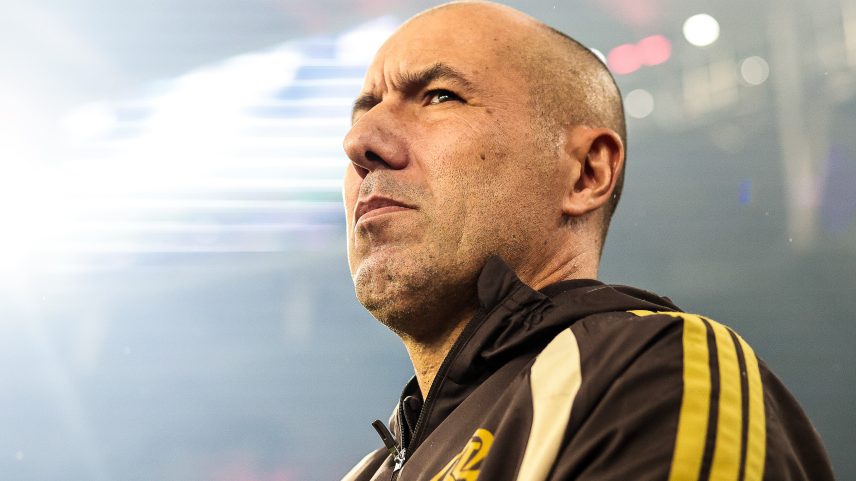 Leonardo Jardim defende multa a Pulgar. Não tolera expulsões por descontrole emocional. Volante tomou bronca do treinador