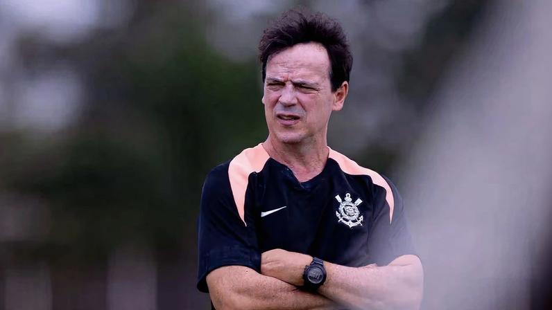 Sob o comando de Diniz, defesa do Corinthians ainda não foo vazada