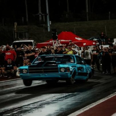 Opala antigo e Chevette tunado chegam a empinar em campeonato de arrancada