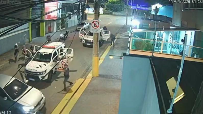 Imagens mostram momento em que um dos assaltantes é atingido e cai na calçada