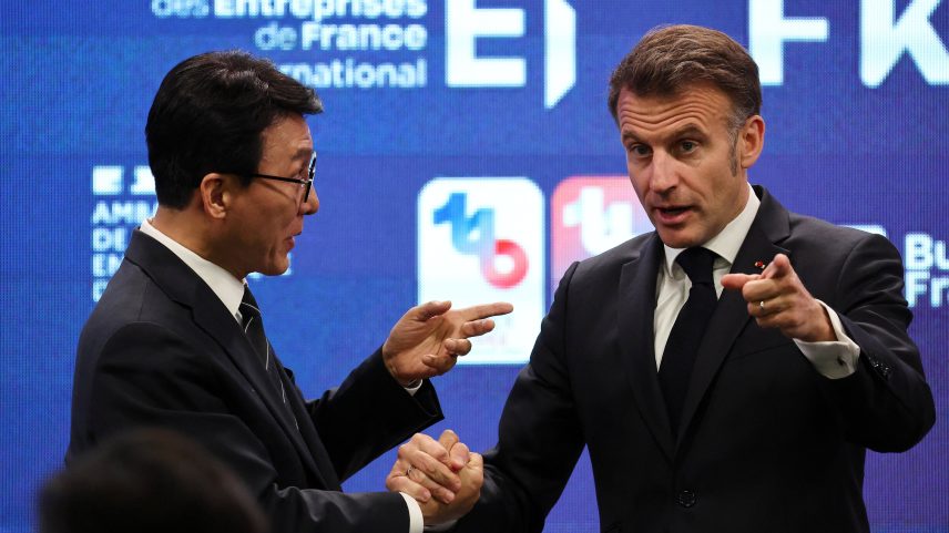 Macron afirmou que reabrir o estreito de Ormuz por meio de uma operação militar é irrealista.