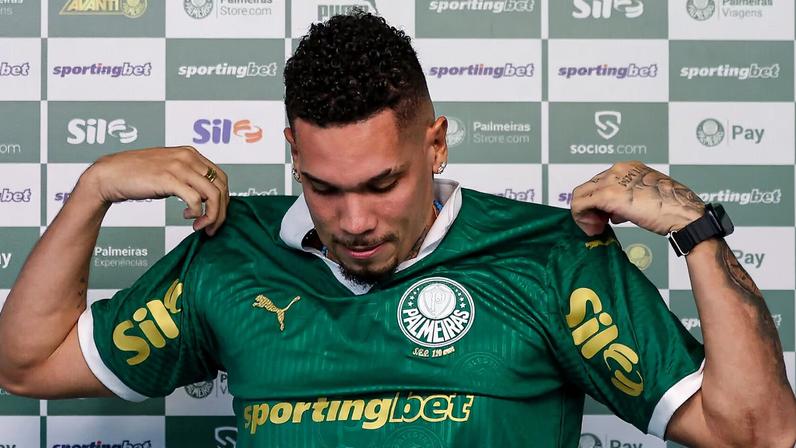 Palmeiras trata Paulinho como grande reforço para a Libertadores de 2026. É como se quase o ano e meio de clube não contasse. Pelas lesões por stress
