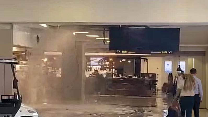 Imagens enviadas por passageiros mostram a água jorrando do teto e se espalhando pelo piso da área de circulação do terminal