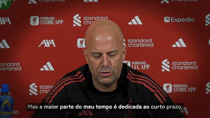 Arne Slot comenta futuro no Liverpool e duelo com o Palace