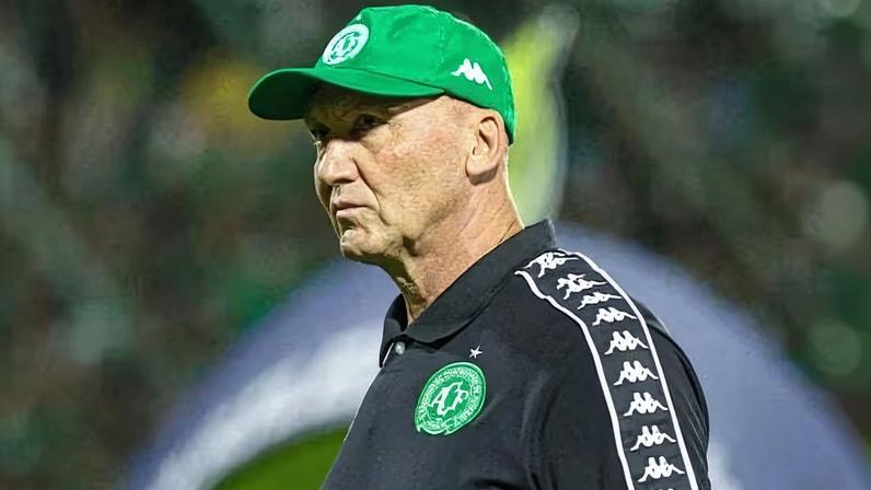 Chapecoense demite o técnico Gilmar Dal Pozzo