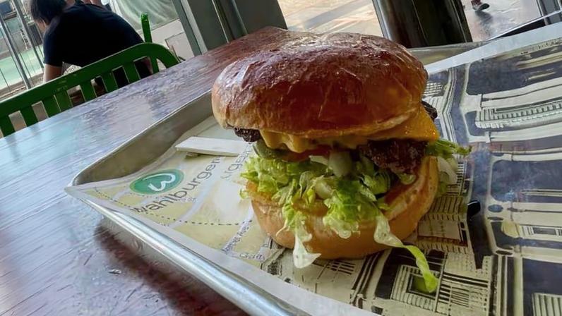 Hambúrguer de fast food, na Calçada da Fama