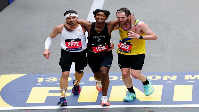 Robson de Oliveira e Aaron Beggs ajudam Ajay Haridasse a completar a Maratona de Boston