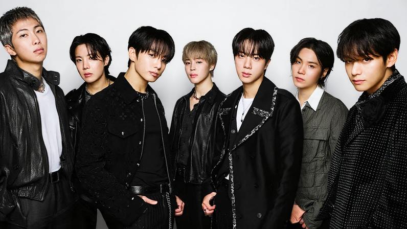 Da esquerda para a direita: RM, j-hope, Jung Kook, Jimin, Jin, SUGA e V